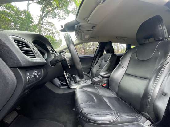 VOLVO-V40-2019