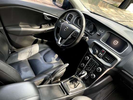 VOLVO-V40-2019