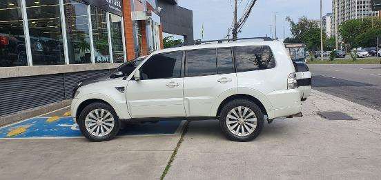 MITSUBISHI-PAJERO-2015