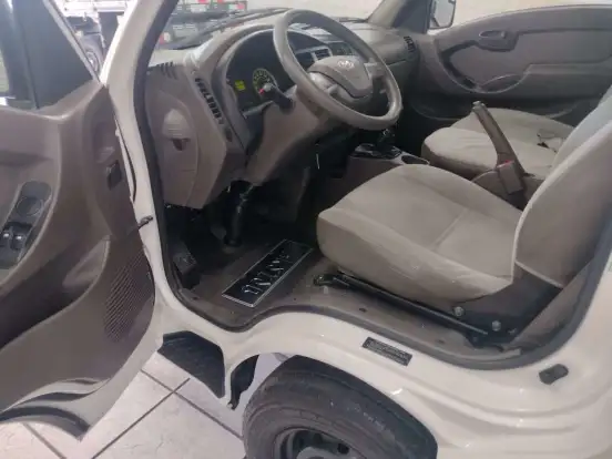 HYUNDAI-HR-2.5 LONGO SEM CAÇAMBA 4X2 16V 130CV TURBO INTERCOOLER DIESEL 2P MANUAL HYUNDAI-HR-2015
