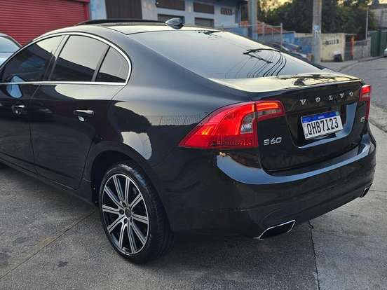 VOLVO-S60-2.0 T5 MOMENTUM 16V TURBO GASOLINA 4P AUTOMÁTICO VOLVO-S60-2015