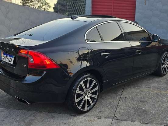 VOLVO-S60-2.0 T5 MOMENTUM 16V TURBO GASOLINA 4P AUTOMÁTICO VOLVO-S60-2015