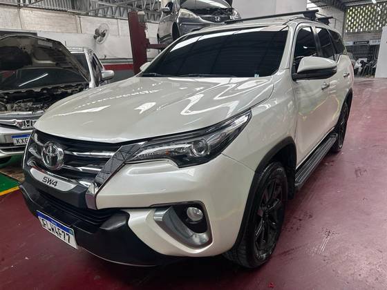 TOYOTA HILUX SW4 2.8 SRX 4X4 7 LUGARES 16V TURBO INTERCOOLER DIESEL 4P AUTOMÁTICO