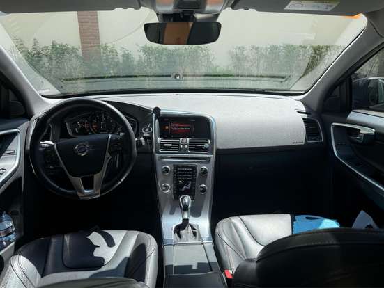 VOLVO-XC60-2017