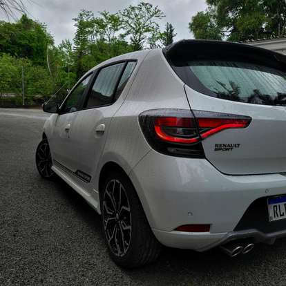 RENAULT-SANDERO-2021