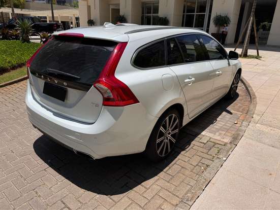 VOLVO-V60-2015