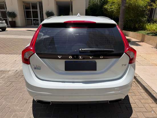 VOLVO-V60-2015