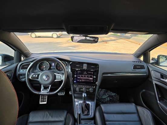 VOLKSWAGEN-GOLF-2017