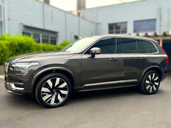 VOLVO-XC90-2023