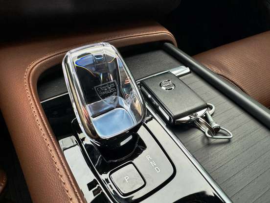 VOLVO-XC90-2023
