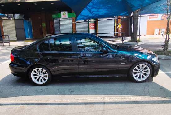 BMW-320i-2010