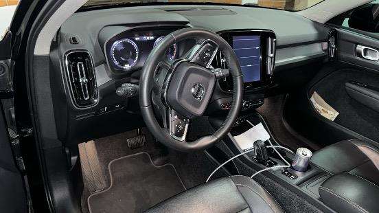VOLVO-XC40-2018