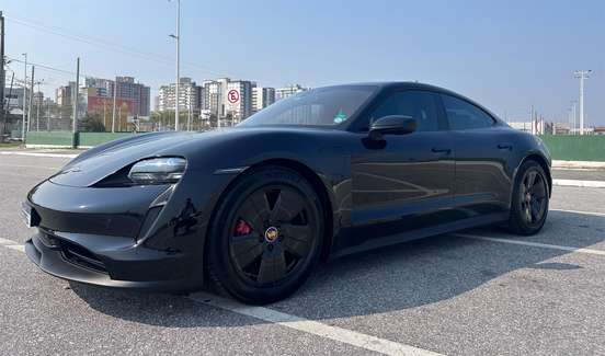 PORSCHE-TAYCAN-2020