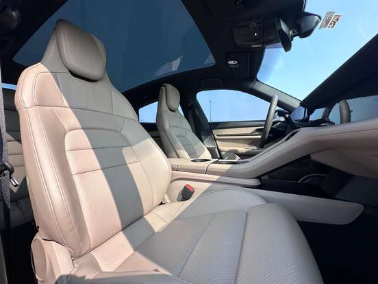 PORSCHE-TAYCAN-2020