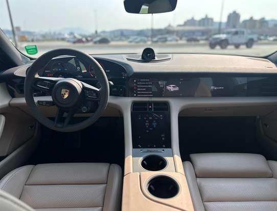 PORSCHE-TAYCAN-2020