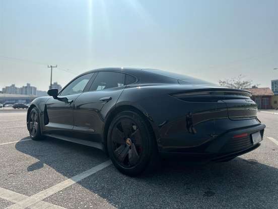PORSCHE-TAYCAN-2020