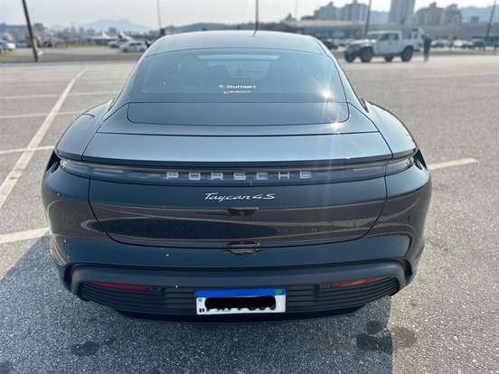 PORSCHE-TAYCAN-2020