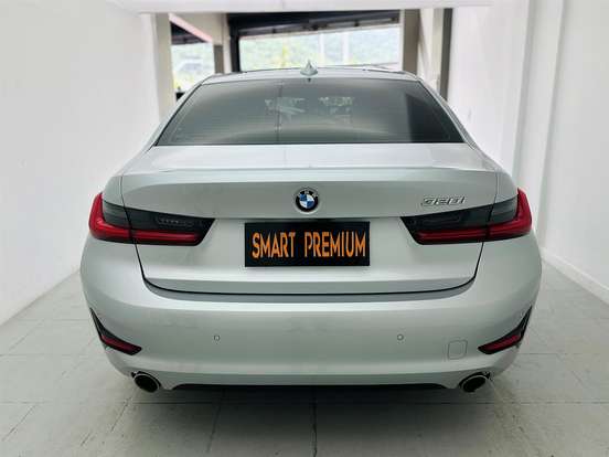 BMW-320i-2021