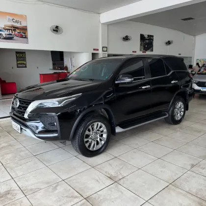 TOYOTA HILUX SW4 2.8 D-4D TURBO DIESEL SRX 7L 4X4 AUTOMÁTICO