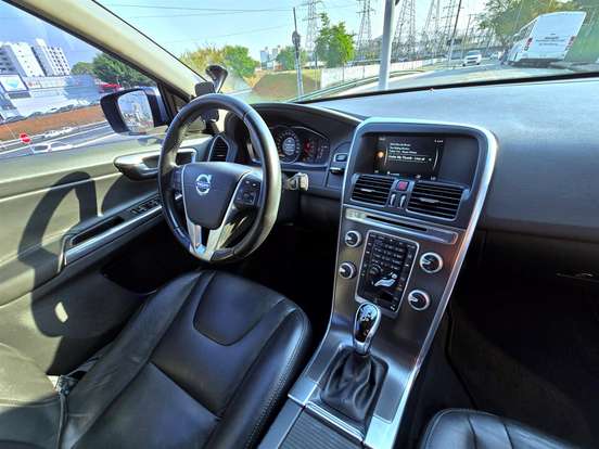 VOLVO-XC60-2015