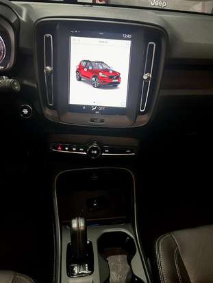 VOLVO-XC40-2018
