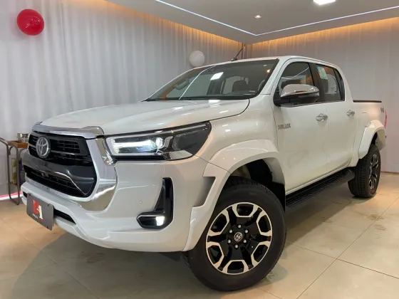TOYOTA HILUX 2.8 D-4D TURBO DIESEL CD SRX PLUS 4X4 AUTOMÁTICO