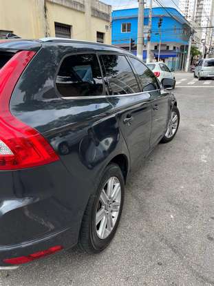 VOLVO-XC60-2017