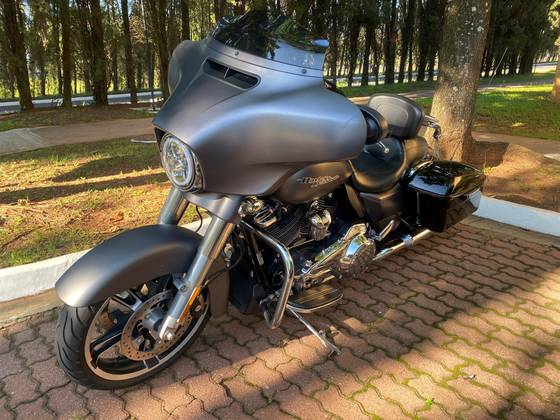 HARLEY-DAVIDSON STREET GLIDE SPECIAL 