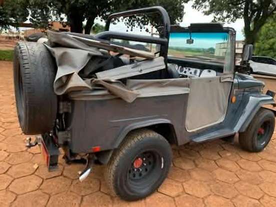 TOYOTA-BANDEIRANTE-3.7 BJ50L SPORT 4X4 TETO LONA DIESEL 2P MANUAL TOYOTA-BANDEIRANTE-1999