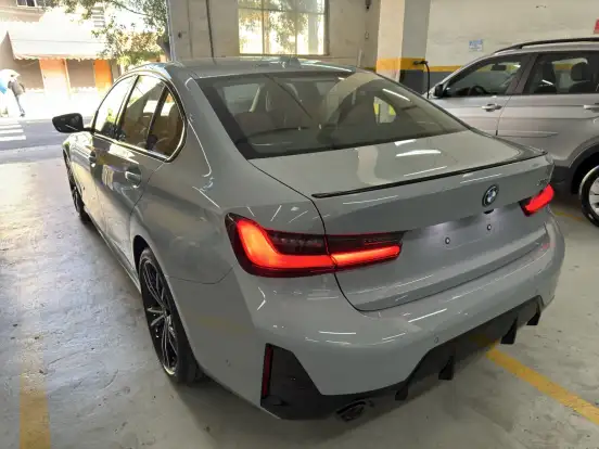BMW-330e-2024