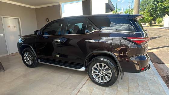 TOYOTA HILUX SW4 2.8 D-4D TURBO DIESEL SRX 4X4 AUTOMÁTICO