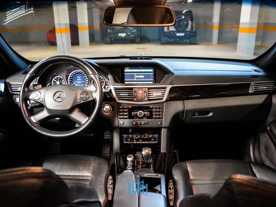 MERCEDES-BENZ-E 63 AMG-6.2 SEDAN V8 32V GASOLINA 4P AUTOMÁTICO MERCEDES-BENZ-E 63 AMG-2011
