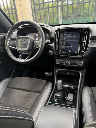 VOLVO-XC40-2018