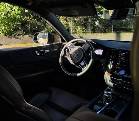 VOLVO-XC60-2022