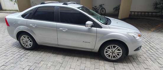FORD-FOCUS-2010