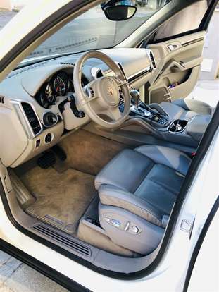 PORSCHE-CAYENNE-2011