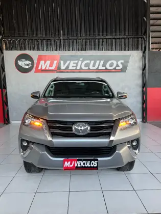 TOYOTA HILUX SW4 2.8 SRX 4X4 7 LUGARES 16V TURBO INTERCOOLER DIESEL 4P AUTOMÁTICO TOYOTA HILUX SW4 2.8 SRX 4X4 7 LUGARES 16V TURBO INTERCOOLER DIESEL 4P AUTOMÁTICO