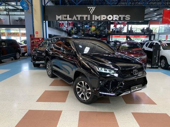 TOYOTA HILUX SW4 2.8 D-4D TURBO DIESEL DIAMOND 7L 4X4 AUTOMÁTICO