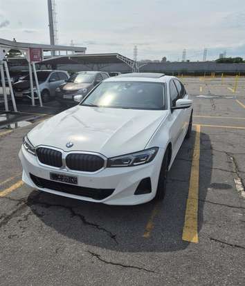 BMW-320i-2022