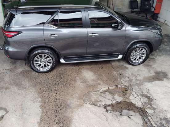 TOYOTA-HILUX SW4-2.8 D-4D TURBO DIESEL SRX 7L 4X4 AUTOMÁTICO TOYOTA-HILUX SW4-2023