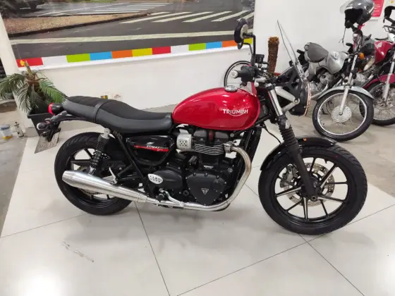 TRIUMPH STREET TWIN 