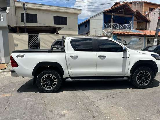 TOYOTA-HILUX-2021
