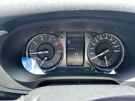 TOYOTA-HILUX-2021