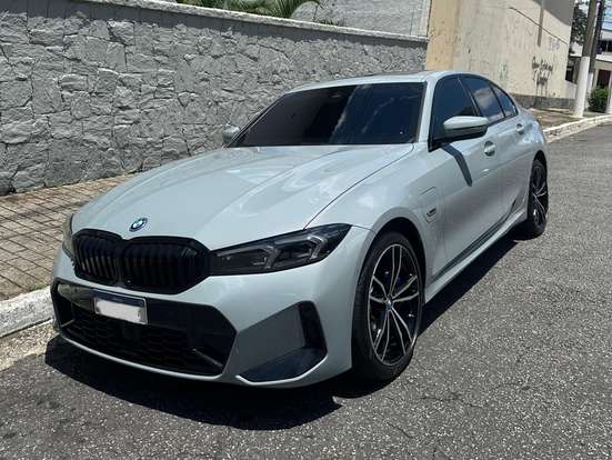 BMW-330e-2022