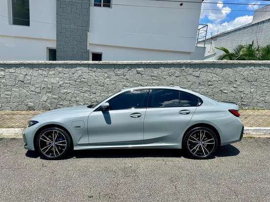 BMW-330e-2022