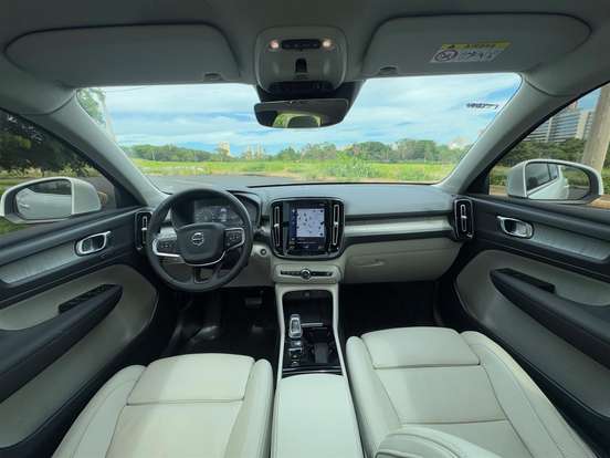 VOLVO-XC40-2021