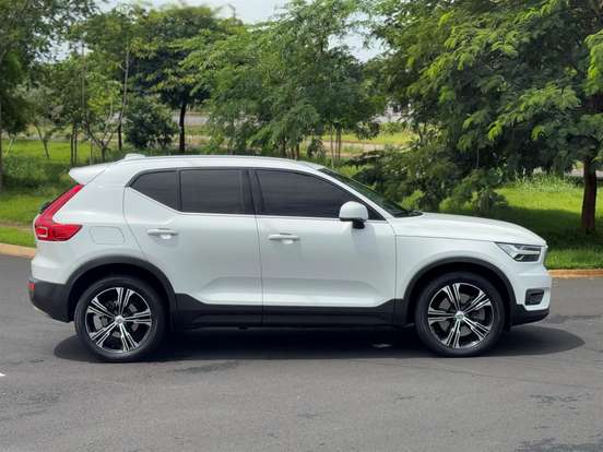 VOLVO-XC40-2021