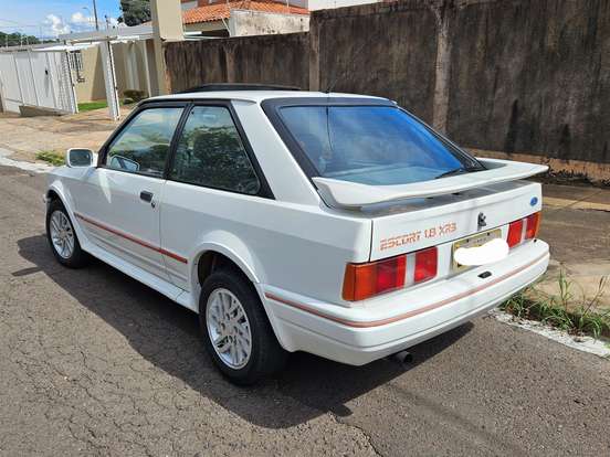 FORD-ESCORT-1990