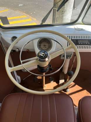 VOLKSWAGEN-KOMBI-1973