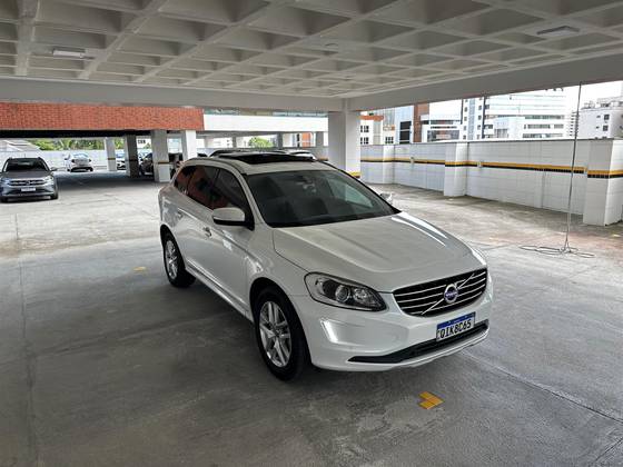 VOLVO XC60 2.4 D5 MOMENTUM DIESEL AWD 4P AUTOMÁTICO